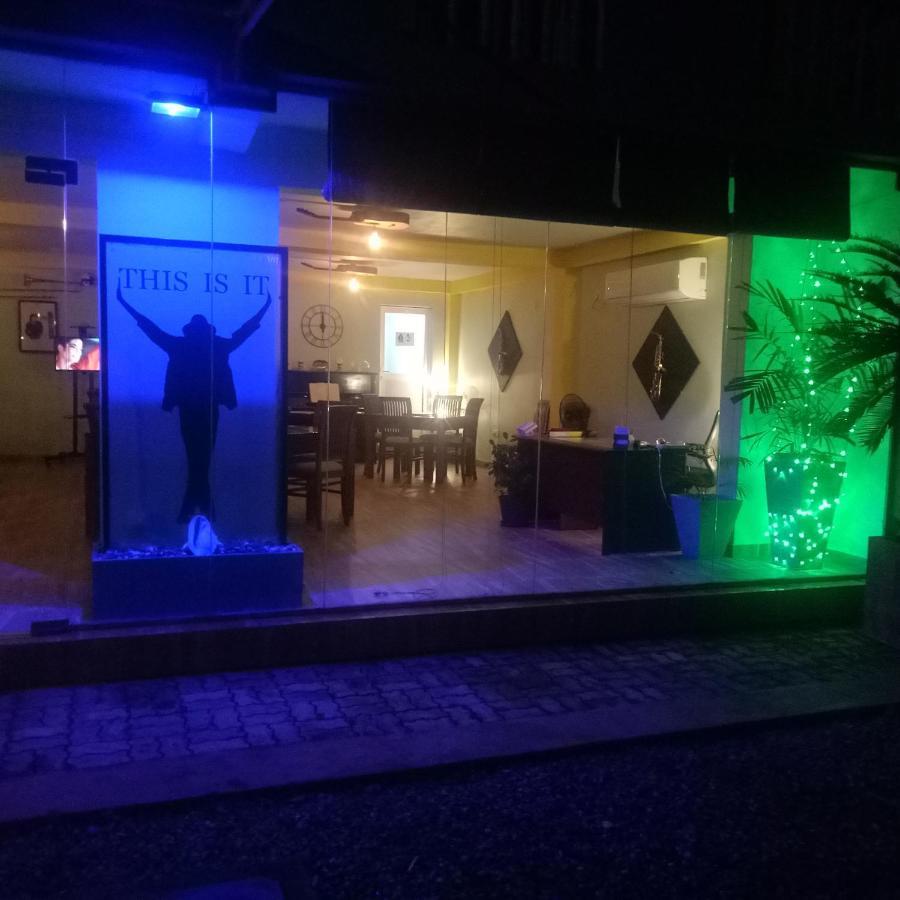 This Is It Airport Hotel And Restaurant Negombo Eksteriør billede