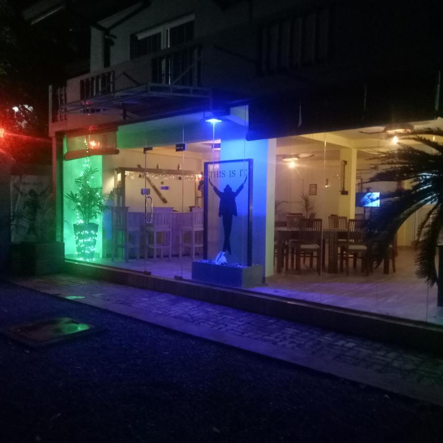 This Is It Airport Hotel And Restaurant Negombo Eksteriør billede