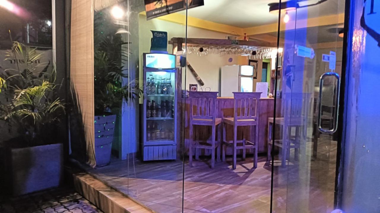 This Is It Airport Hotel And Restaurant Negombo Eksteriør billede