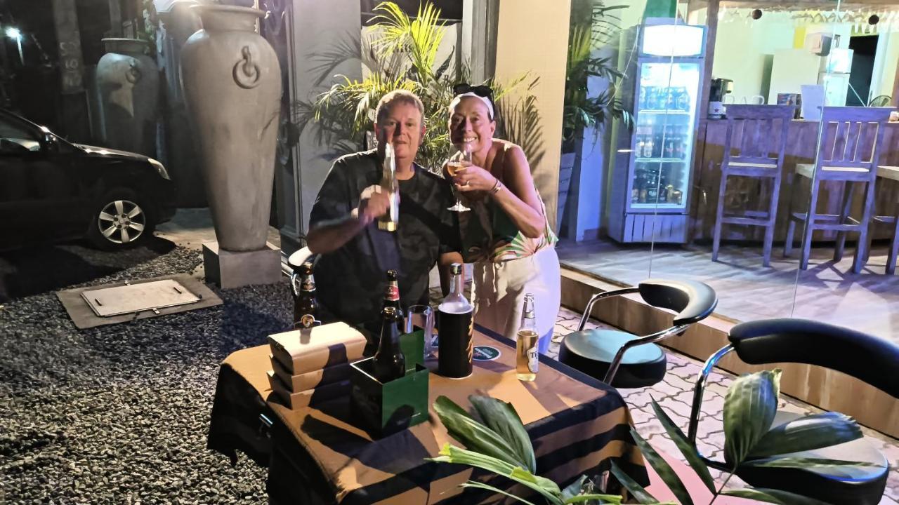 This Is It Airport Hotel And Restaurant Negombo Eksteriør billede