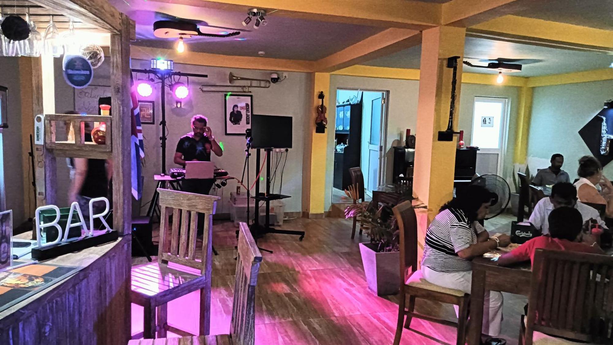 This Is It Airport Hotel And Restaurant Negombo Eksteriør billede