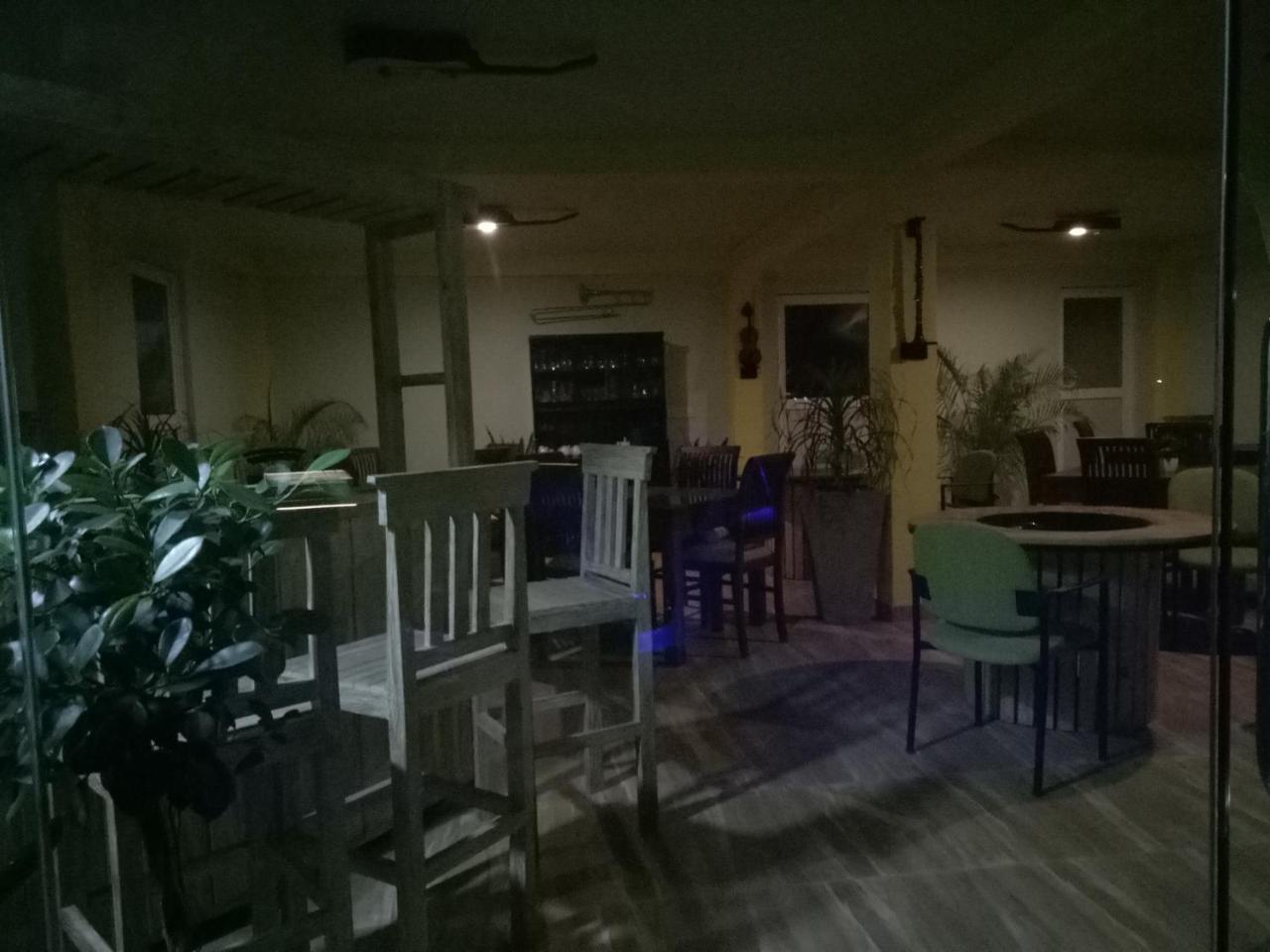 This Is It Airport Hotel And Restaurant Negombo Eksteriør billede