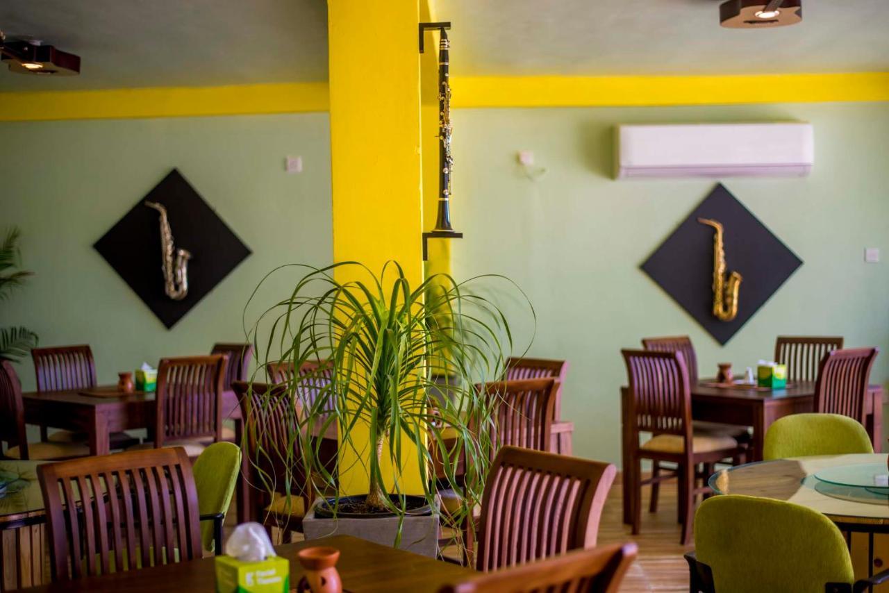This Is It Airport Hotel And Restaurant Negombo Eksteriør billede