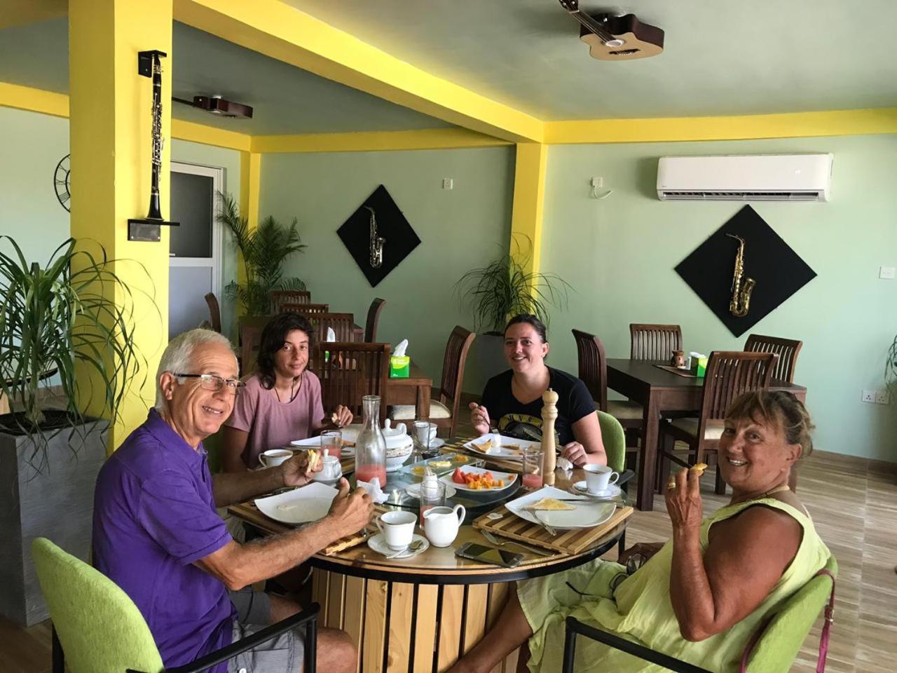 This Is It Airport Hotel And Restaurant Negombo Eksteriør billede