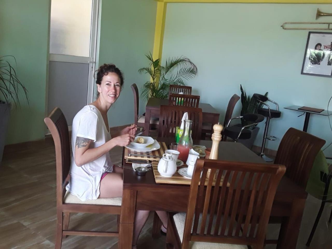 This Is It Airport Hotel And Restaurant Negombo Eksteriør billede